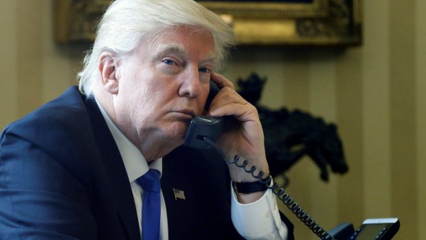 Donald Trump hovoří s Angelou Merkelovou po telefonu