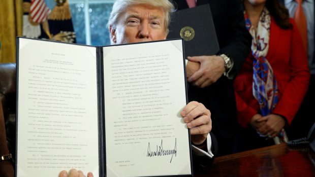 Donald Trump při podepisování vládního nařízení