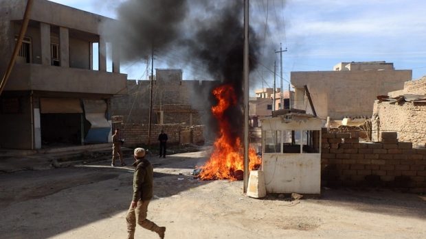 Vojáci pomáhají jeptiškám pálit všechno, čeho se dotkli ozbrojenci Islámského státu