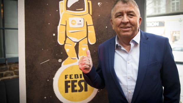 Prezident festivalu Fero Fenič s plakátem letošního ročníku