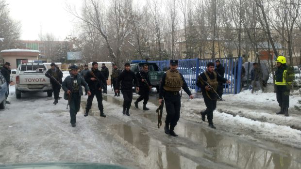 Afghánští policisté hlídkují na místě útoku u nejvyššího soudu v Kábulu