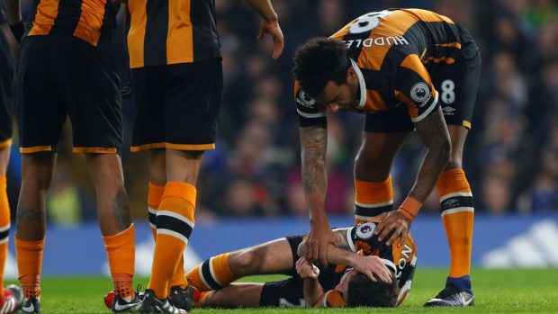 Fotbalista Hullu Ryan Mason se zranil v lednovém zápase proti Chelsea