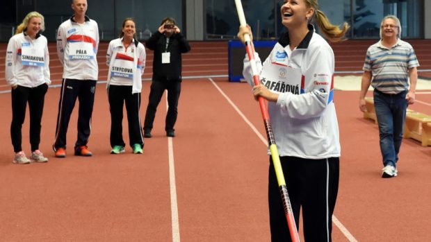 Lucie Šafářová za dohledu svých kolegyň zápasí se skokanskou tyčí