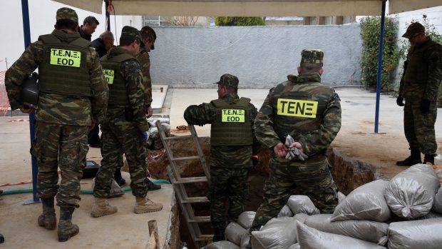 Vojáci připravení ke zneškodnění bomby v řecké Soluni