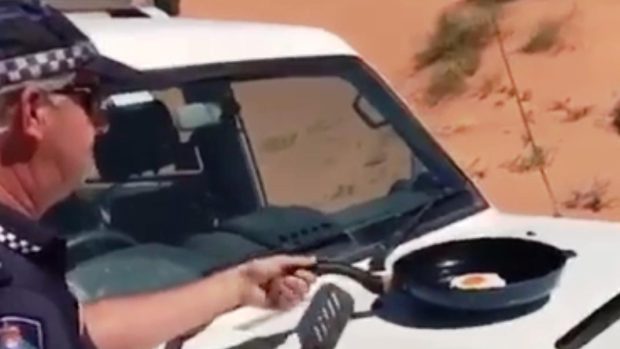 Na videu strážník smaží vajíčko na pánvi, kterou položil na kapotu svého vozu zaparkovaného nedaleko písečné dumy australské Simpsonovy pouště