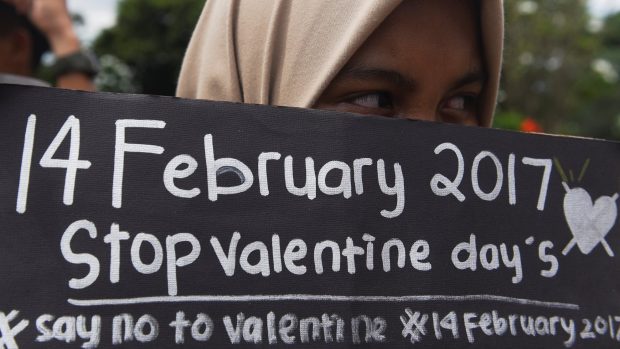 Muslimská studentka protestuje proti svátku sv. Valentýna v indonéském městě Surabaya.