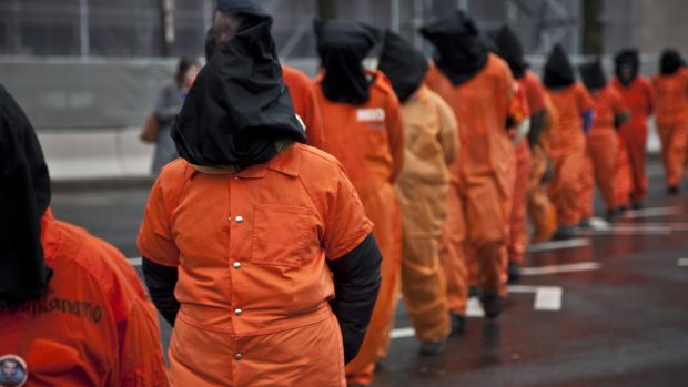 Demonstranti v charakteristických oranžových uniformách požadují uzavření věznice Guantánamo (archivní snímek z roku 2011).