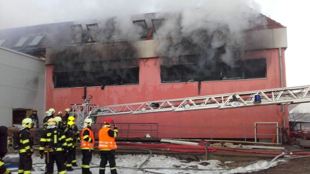 Požár výrobní haly ve Zvoli u Prahy
