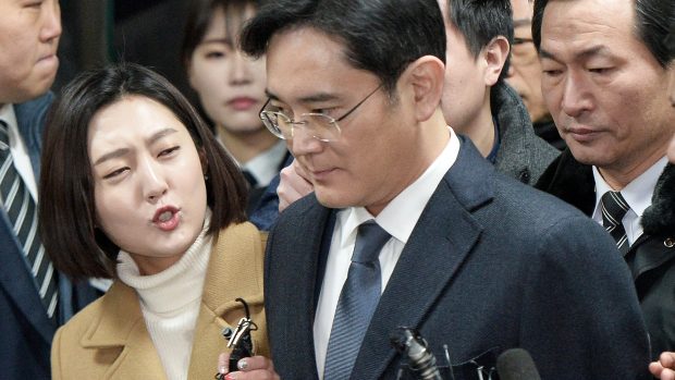 Soud schválil zatykač na šéfa firmy Samsung Group I Če-jonga.
