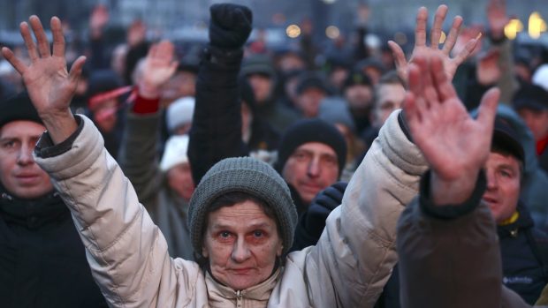 Tisíce Bělorusů demonstrovaly v Minsku proti Lukašenkovu dekretu o příživnictví.