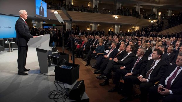 Viceprezident USA Mike Pence na konferenci v Mnichově