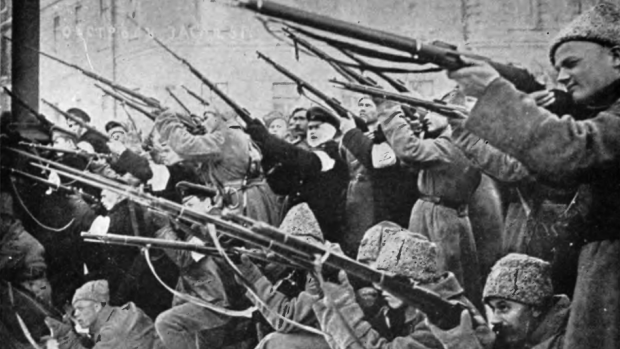Útok na caristickou policii během prvních dnů revoluce.
