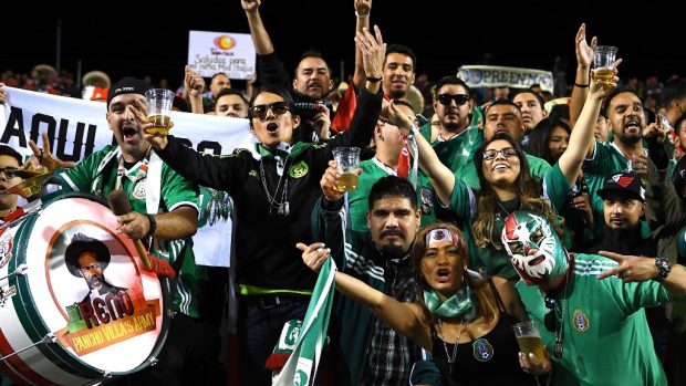 Mexičtí fanoušci fandí svým reprezentantům po celém světě. Na cestě do USA jim nejspíš bude stát v cestě zeď