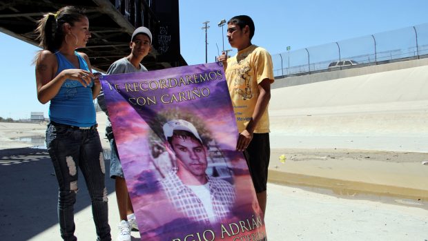 Příbuzní zastřeleného Sergia drží transparent s jeho portrétem (archivní snímek z června 2012).