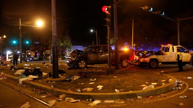 Muž v New Orleansu najel autem do lidí. Tři desítky zranil, policie vyloučila teroristický čin