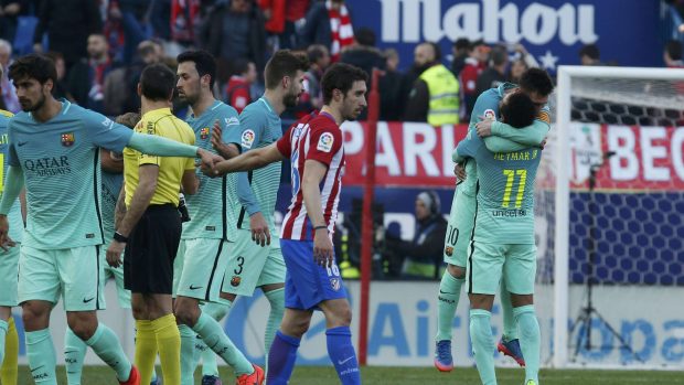 Fotbalisté Barcelony uspěli ve 24. kole na hřišti čtvrtého Atlética Madrid, kde vyhráli 2:1