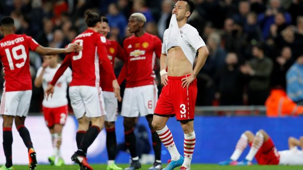 Radost a zklamání. Fotbalisté Manchesteru United oslavují zisk Ligového poháru. Vpravo zklamaný obránce Southamptonu Maja Jošida