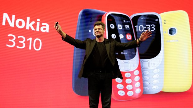 Ředitel společnosti Nokia-HMD představuje model 3310 na kongresu v Barceloně