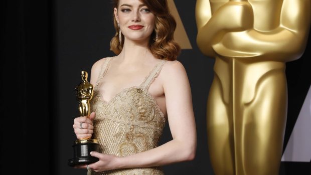 Emma Stone s Oscarem za roli ve filmu La La Land.
