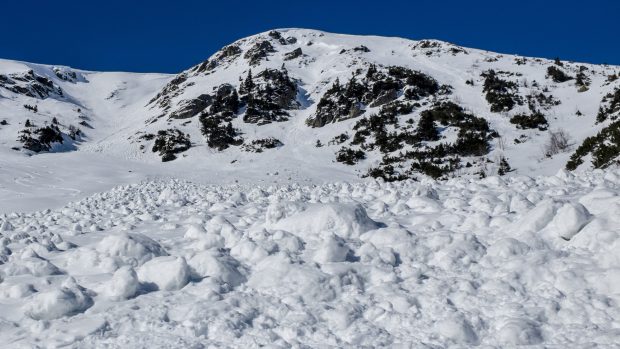 Do Malé kotelní jámy v Krkonoších spadla v polovině února zatím největší lavina letošní zimy. Snímek čela laviny z 27. února, které bylo vysoké 1,8 metru