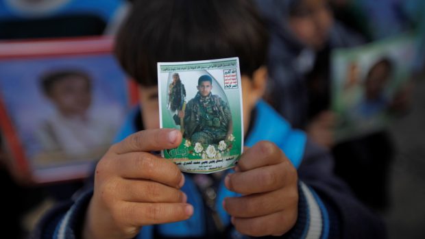 Jemenský kluk drží fotografii příbuzného, který zemřel v řadách rebelů.