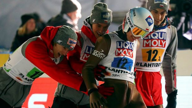 Polští skokani na lyžích oslavují premiérové zlato