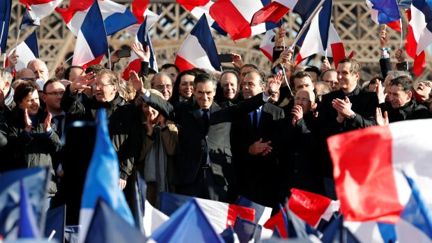 Francouzského prezidentského kandidáta Fillona podpořilo 200 000 lidí.