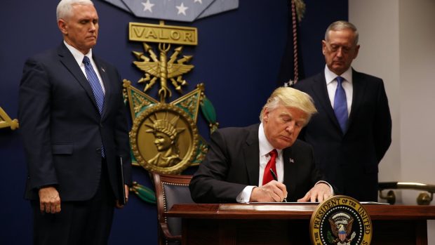 Donald Trump podepsal nový exekutivní příkaz. Z původního seznamu zemí, jejichž občané nesměli do USA, vypadl Irák