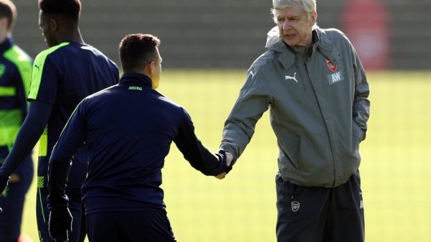 Arséne Wenger a Alexis Sánchez si na tréninku sice podali ruce, v týdnu se ale měli pohádat