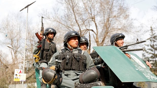 Ozbrojenci zaútočili na vojenskou nemocnici v Kábulu.
