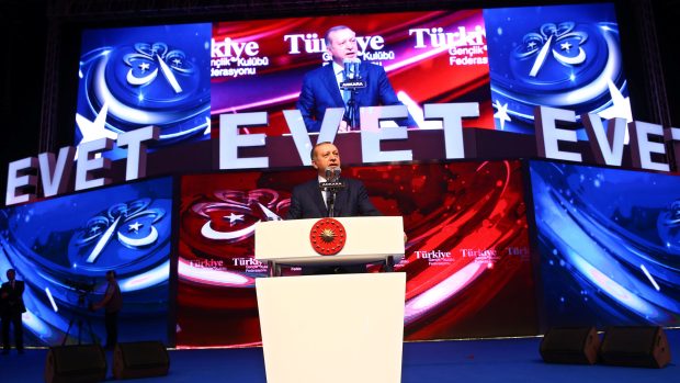 Turecký prezident Erdogan na kampani před dubnovým referendem