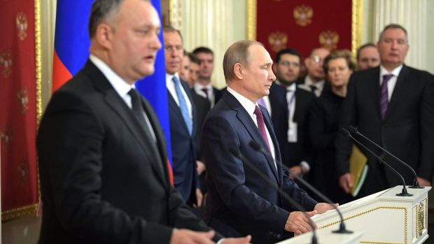 Moldavský prezident Igor Dodon (vlevo) s ruským protějškem Vladimirem Putinem na společné tiskové konferenci (ilustrační).