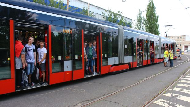 Studenti testují obsaditelnost tramvají a autobusů