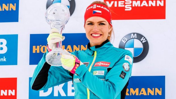 Gabriela Koukalová s trofejí za vítězství v hodnocení sprintů