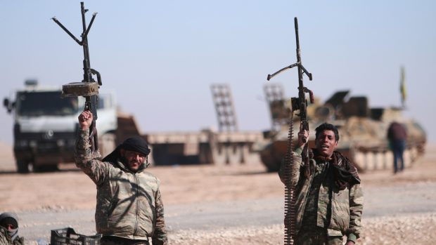 Bojovníci Syrských povstaleckých sil v Rakka