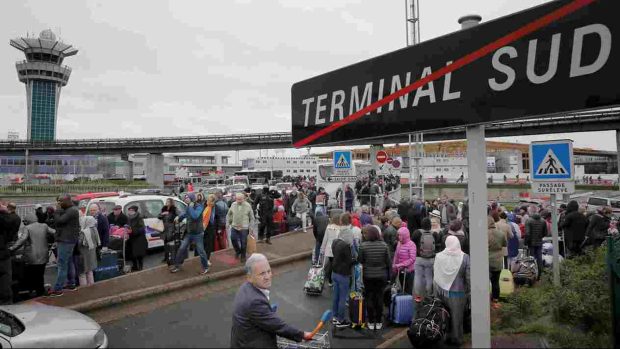 Na pařížském letišti Orly se střílelo, terminál byl evakuován a provoz přerušen.