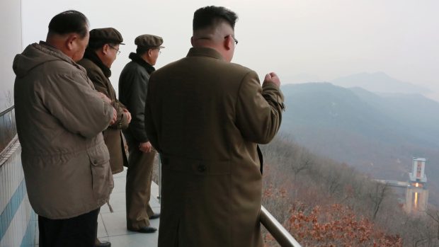 Severokorejský vůdce Kim Čong-un sleduje na fotografii státní agentury KCNA test nového raketového motoru