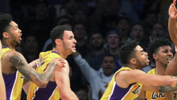 Strkanice mezi hráči Lakers a Bucks