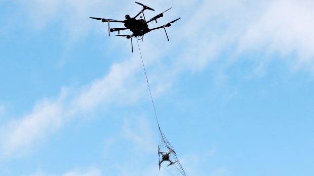 Americká firma Airspace Systems vyvinula dron, který chytá do sítě jiná malá bezpilotní zařízení