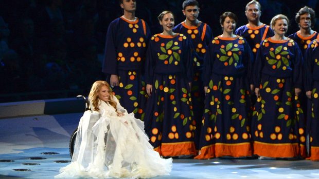 Ruská zdravotně postižená zpěvačka Julija Samojlová na podiu během zahajovacího ceremoniálu paralympijských her v ruském Soči