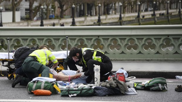 Lékaři ošetřují zraněné přímo na Westminster Bridge kousek od budovy britského parlamentu