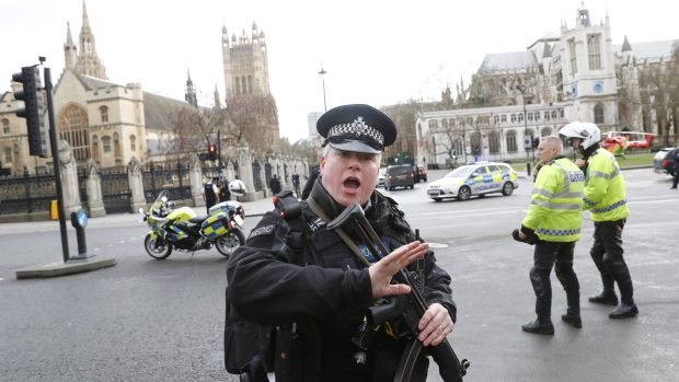 Policisté uzavřeli okolí budovy britského parlamentu