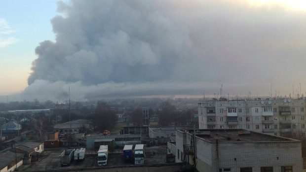V Charkovské oblasti na Ukrajině nad ránem explodoval sklad s municí.