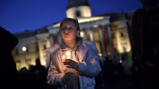Tisíce Londýňanů na Trafalgarském náměstí uctily památku obětí středečního útoku.