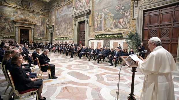 Papež František a lídři sedmadvaceti zemí Evropské unie při setkání ve Vatikánu