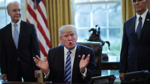 Donald Trump promlouvá k novinářům v Oválné pracovně