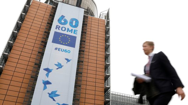 Plakát připomínající 60 let od podpisu Římských smluv na budově Evropské komise v Bruselu