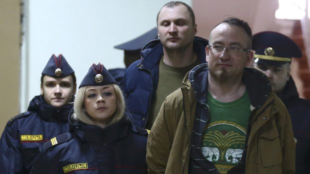 Zadržený demonstrant zadržený na sobotních protestech v Minsku