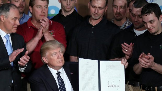 Donald Trump při podpisu dekretu