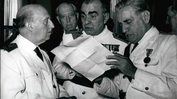 Tři generálové: Luis Carrero Blanco (uprostřed) s Franciscem Francem (vlevo) a Agustinem Grandesem. Archivní snímek z července 1962.